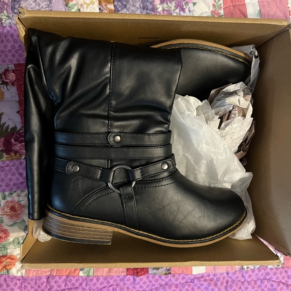 Journee Collection Walla Boots in Black size 7 1/2. - Picture 5 of 7